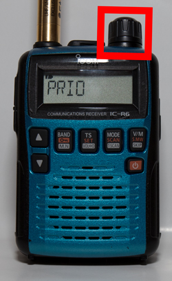 アイコム IC-R6 「DIAL」を回し「PRIO」を表示させます。