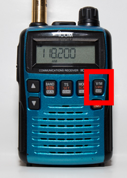 アイコム IC-R6 「V/M」をピッ、ピーと音が鳴るまで長押しします。