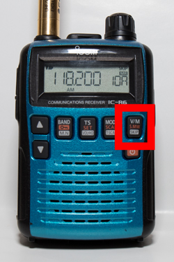 アイコム IC-R6 「10A」が表示されたら「V/M」をピッ、ピーと音が鳴るまで長押しします。