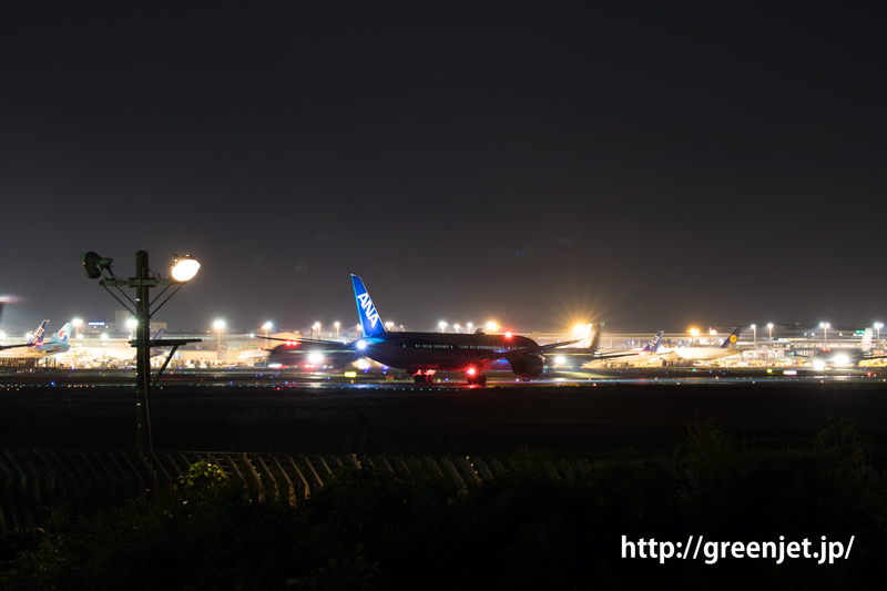 成田空港の夜、離陸前のANA ボーイング787