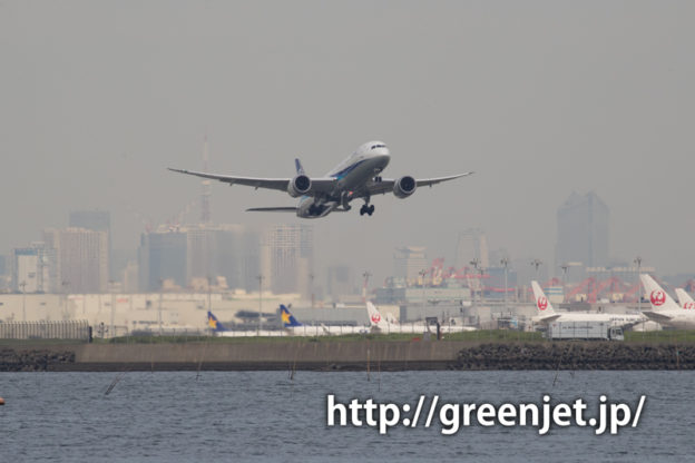 羽田空港のRWY16RからテイクオフするANAのボーイング787