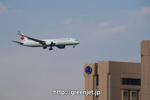 成田空港周辺にて、着陸前のエアカナダのボーイング787