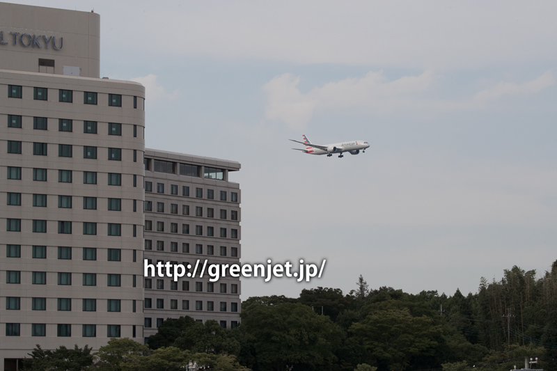 成田空港周辺にて、着陸前のアメリカン航空のボーイング787