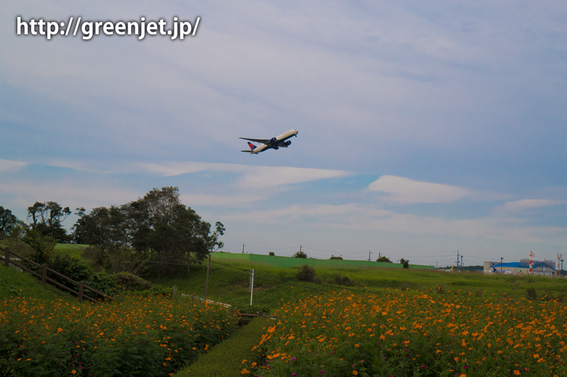 成田空港周辺にて、離陸直後のデルタ航空のボーイング777