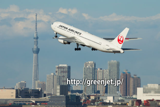 東京スカイツリーとJAL ボーイング767-346/ER