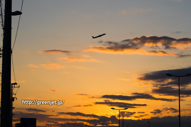 夕陽と飛行機/羽田空港付近にて