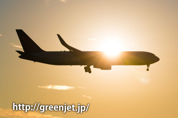 成田空港付近の夕陽とデルタ航空のボーイング767-332/ER