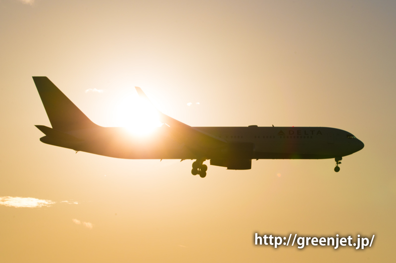 成田空港付近の夕陽とデルタ航空のボーイング767-332/ER