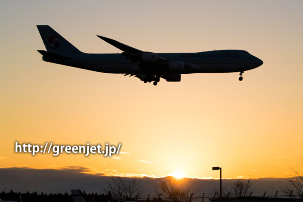 成田空港付近の夕陽とコリアンエアカーゴのボーイング747