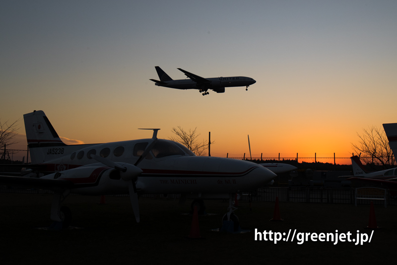 成田空港付近の夕陽とユナイテッド航空のボーイング777