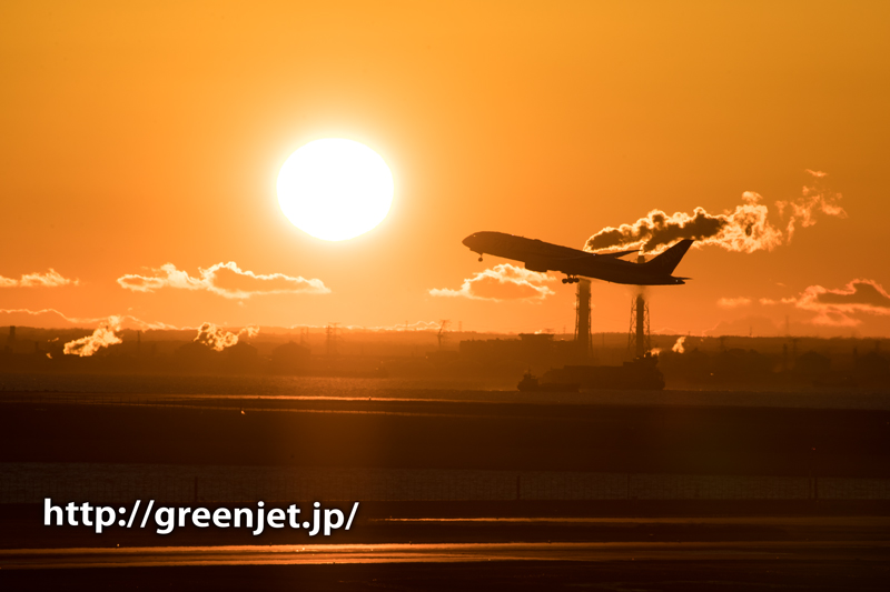 羽田空港にて朝焼けの空と離陸する飛行機
