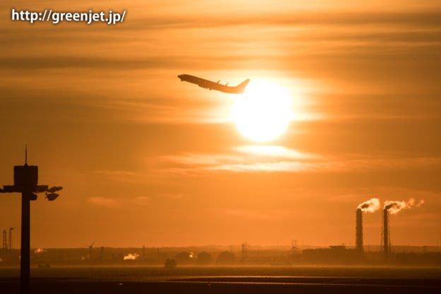 早朝の羽田空港の朝焼けとボーイング737