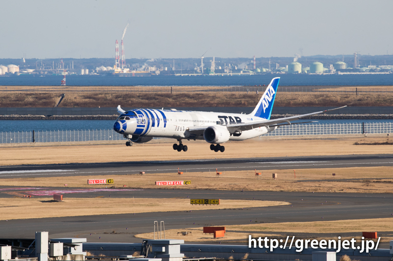 羽田空港のRWY34Rへ着陸するスターウォーズジェット/R2-D2