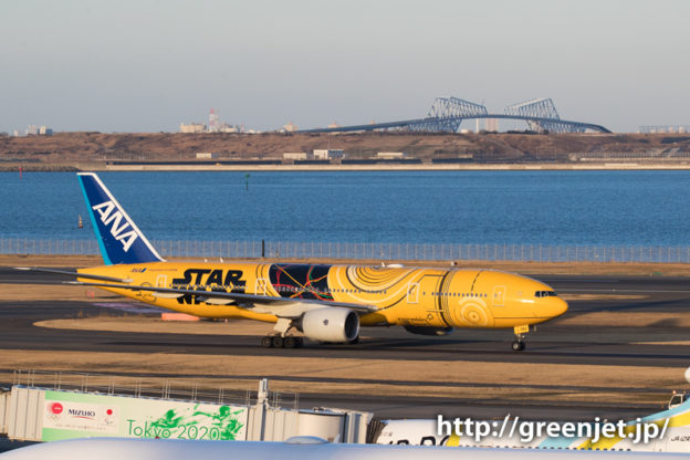 羽田空港のRWY34Rへ着陸するスターウォーズジェット/C-3PO