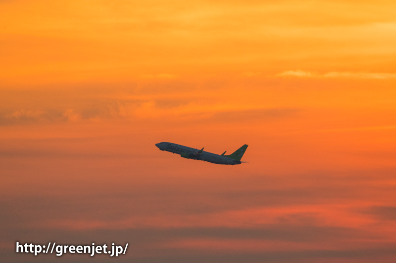 朝焼けの空と羽田空港から離陸する飛行機！＠ソラシドのB737