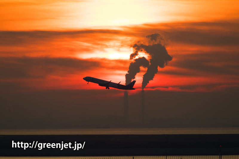 朝焼けの空と羽田空港から離陸する飛行機！＠香港エクスプレス航空のA320