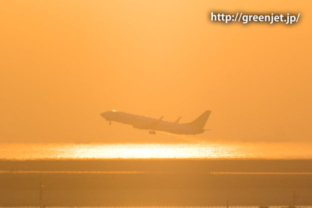 朝焼けの空と羽田空港から離陸する飛行機！＠ソラシドのB737