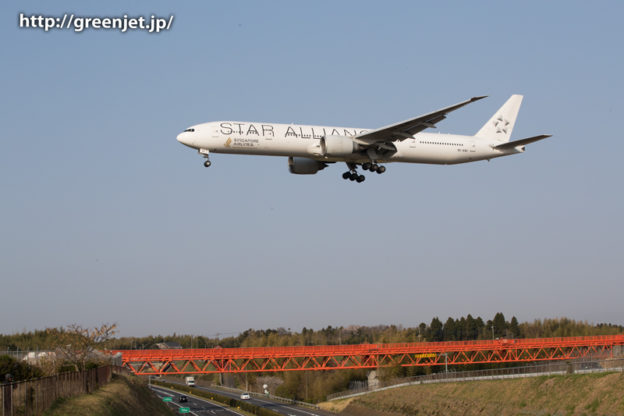 スタアラ塗装のシンガポール航空のB777＠第三四本木橋