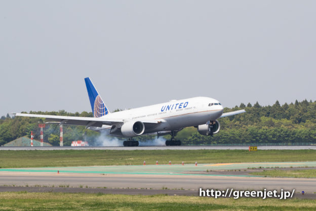 ユナイテッド航空のB777＠ゴルフ場入口