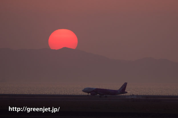 関空の夕陽と飛行機