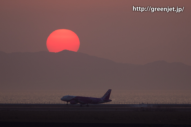 関空の夕陽と飛行機