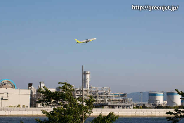 第二ターミナル側から撮る関空のA滑走路を飛び立つ飛行機