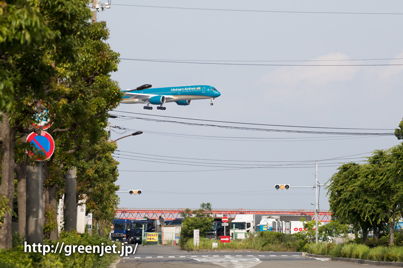 京浜島つばさ公園付近にて、ベトナム航空のA350