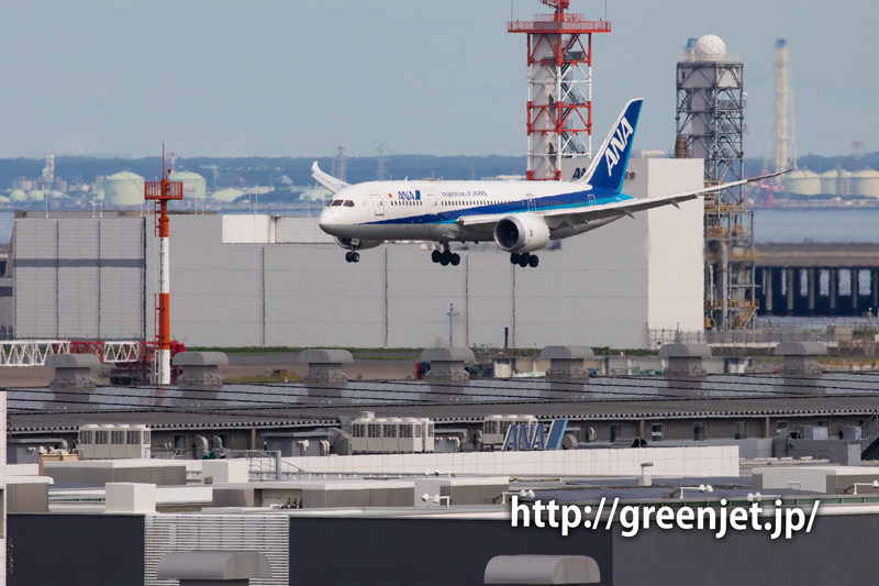 羽田の国際ターミナル駐車場より～RWY34LへファイナルアプローチするANAのB787