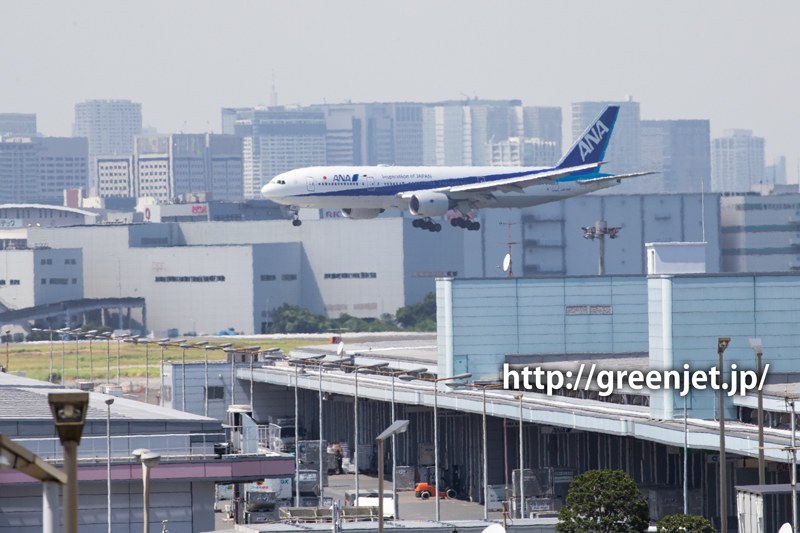 ANAのB777＠羽田空港第二ターミナル駐車場