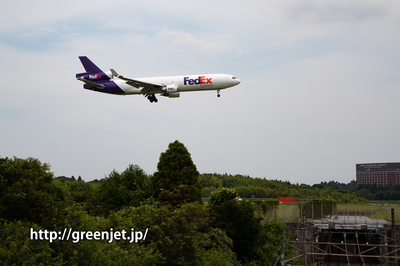 京成線の線路とFedEx MD-11