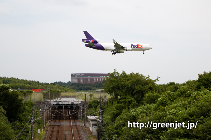 京成線の線路とFedEx MD-11