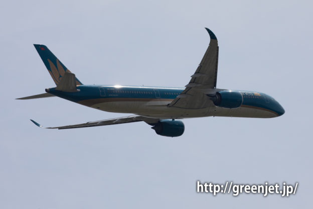 上昇するベトナム航空のエアバスA350＠成田