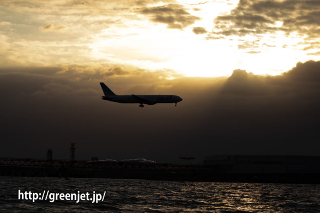 夕陽をバックにエアドゥのB767＠羽田