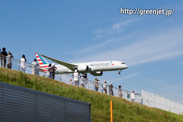 アメリカン航空のB787-9～県道44号線歩道より