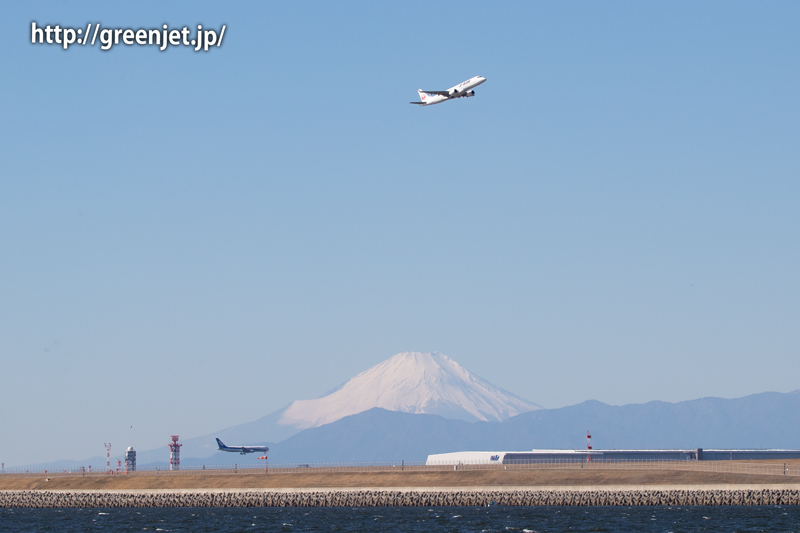 富士山と羽田へ進入する飛行機