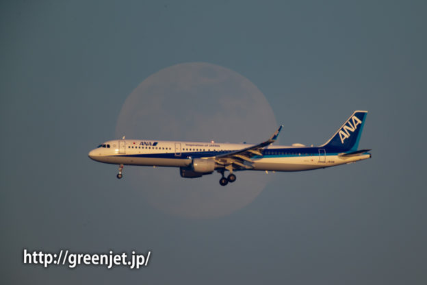 満月と飛行機～東扇島