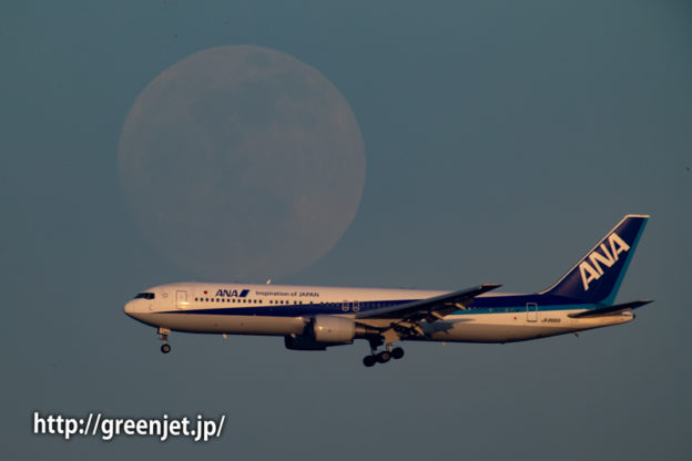 満月と飛行機～東扇島
