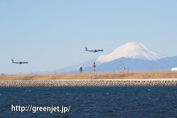 富士山と羽田へ進入する飛行機