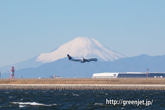 海上から捉えた羽田に進入するルフトハンザのA350