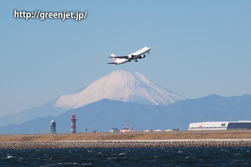 富士山と飛行機のショットは美しい～羽田 JALのB767