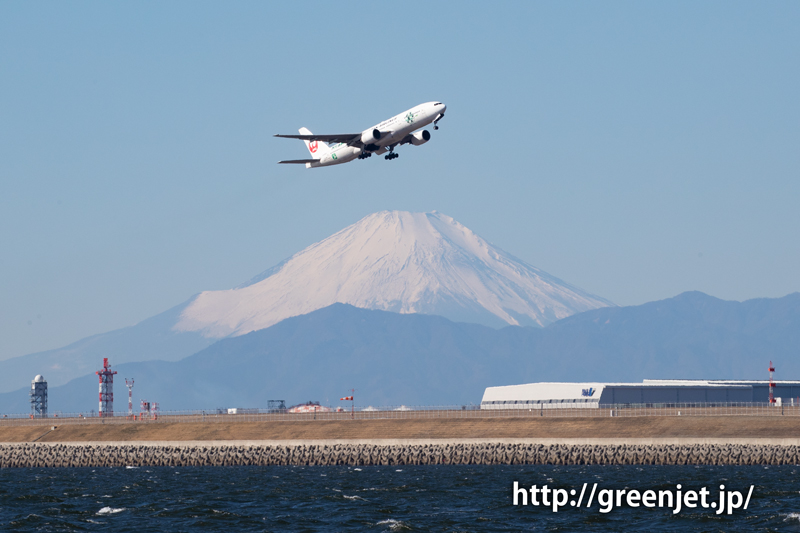 富士山と飛行機のショットは美しい～羽田 JALのB777