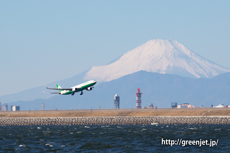 グリーンハーフカラーの飛行機と富士山