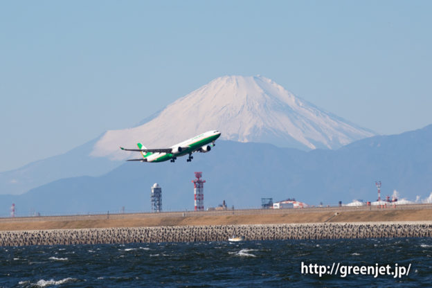 グリーンハーフカラーの飛行機と富士山