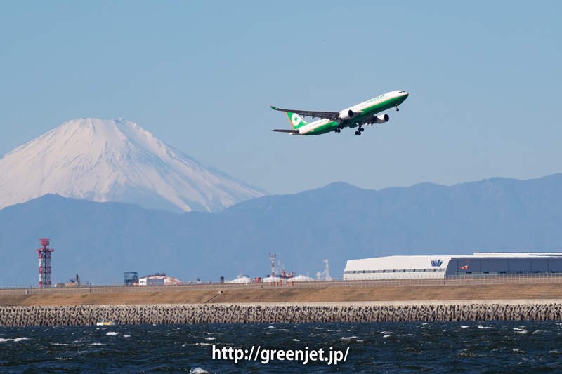 グリーンハーフカラーの飛行機と富士山