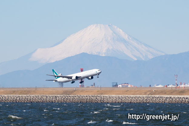 キャセイパシフィックのB777が富士山前を通過する！