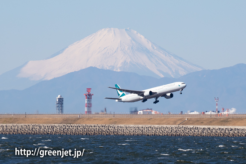 キャセイパシフィックのB777が富士山前を通過する！