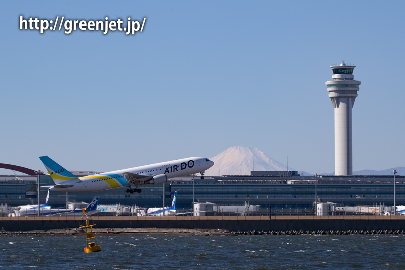 羽田の管制塔と飛行機、そして富士山