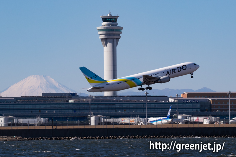 羽田の管制塔と飛行機、そして富士山