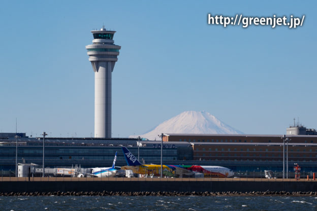 海上のクルーズ船からANAの飛行機と羽田の管制塔、そして富士山！