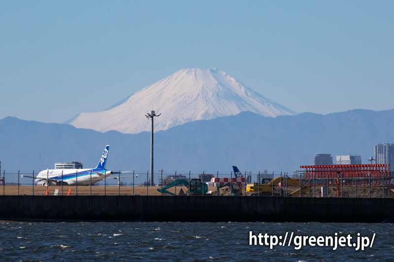 海上のクルーズ船からANAの飛行機と羽田の管制塔、そして富士山！